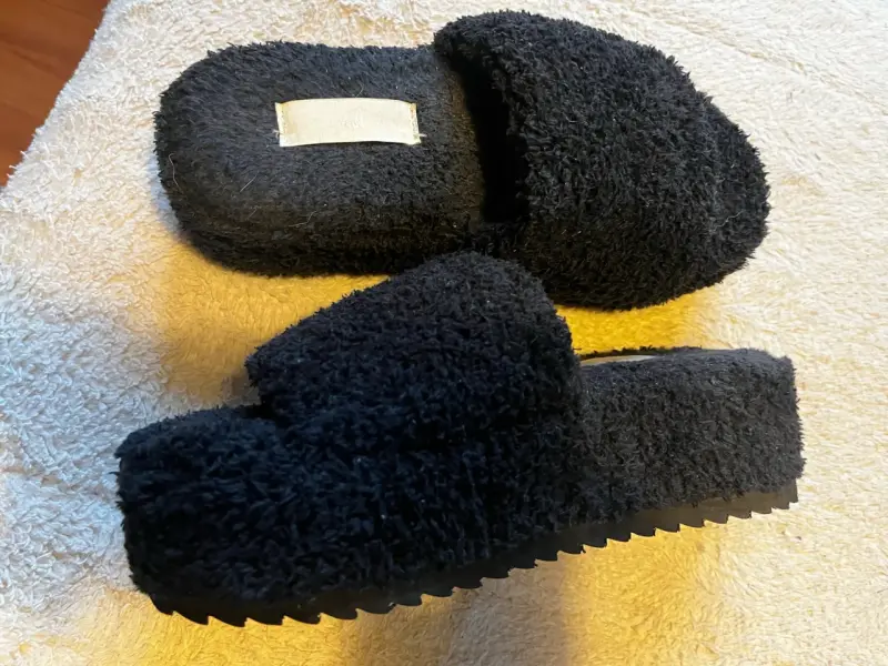 Pantuflas negras de felpa cómodas - 2