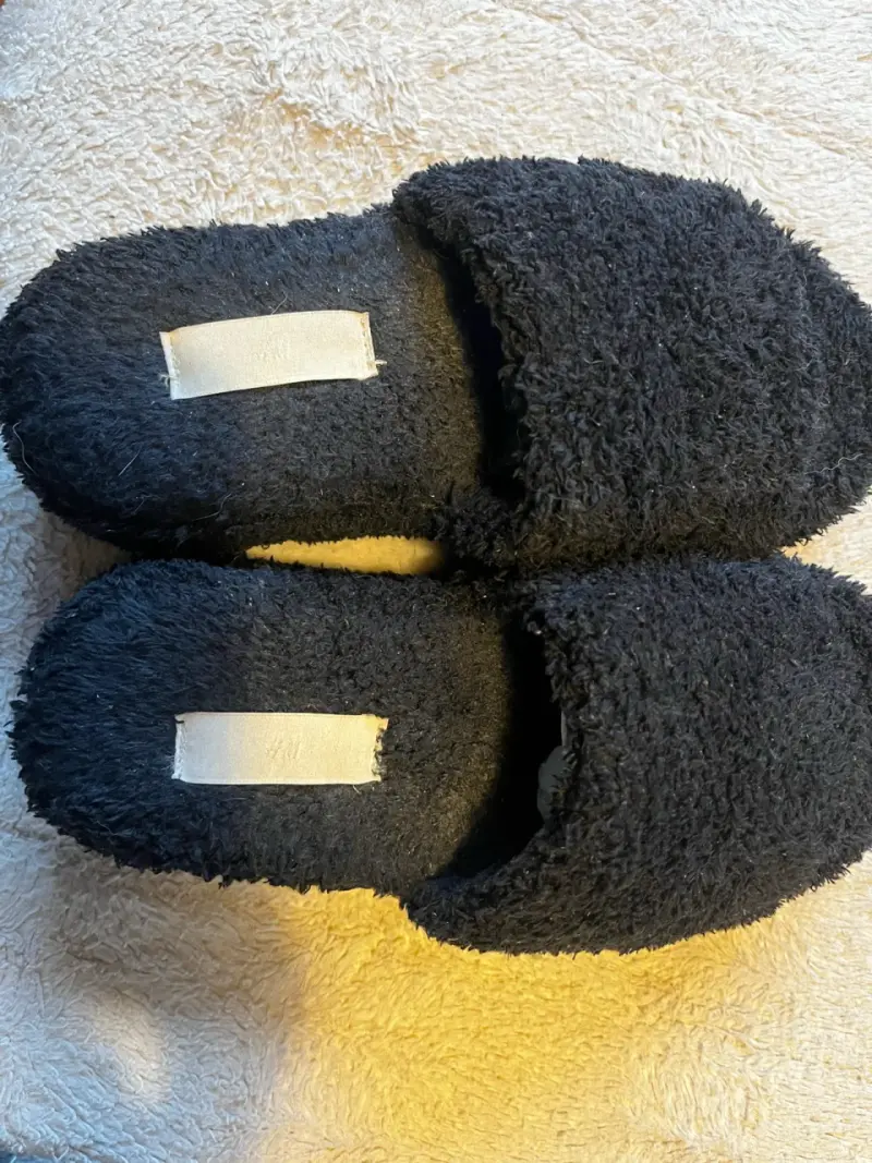 Pantuflas negras de felpa cómodas - 3
