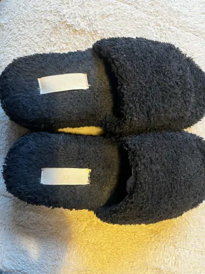 Pantuflas negras de felpa cómodas - miniatura 3