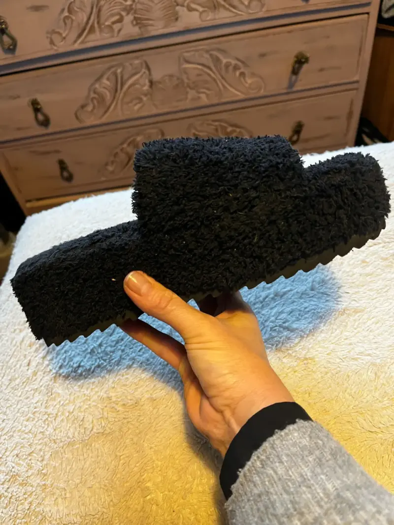 Pantuflas negras de felpa cómodas - 4