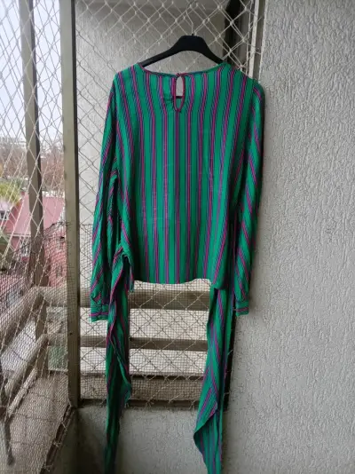 Blusa a rayas con lazo. - miniatura 2