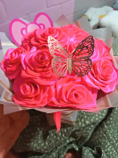Ramo de rosas artificiales con mariposa decorativa - miniatura 1