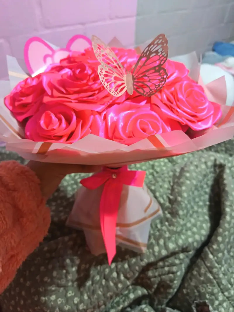 Ramo de rosas artificiales con mariposa decorativa - 2