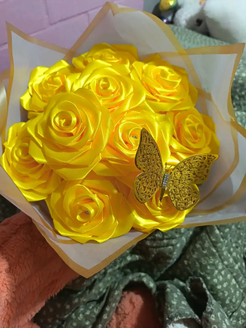 Ramo de rosas artificiales amarillas con mariposa - 1