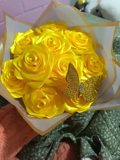 Ramo de rosas artificiales amarillas con mariposa - miniatura 1