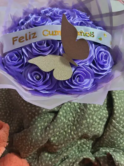 Ramo de rosas artificiales con mariposa decorativa - miniatura 1