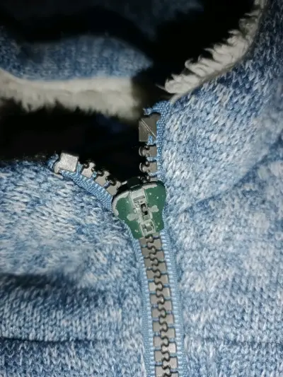Polerón azul con capucha y cierre - miniatura 2