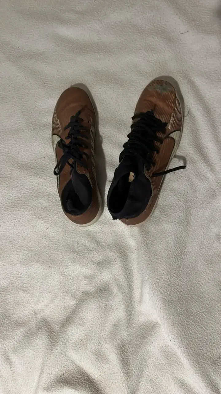 Zapatos de Fútbol Dorados Talla 41 - 1
