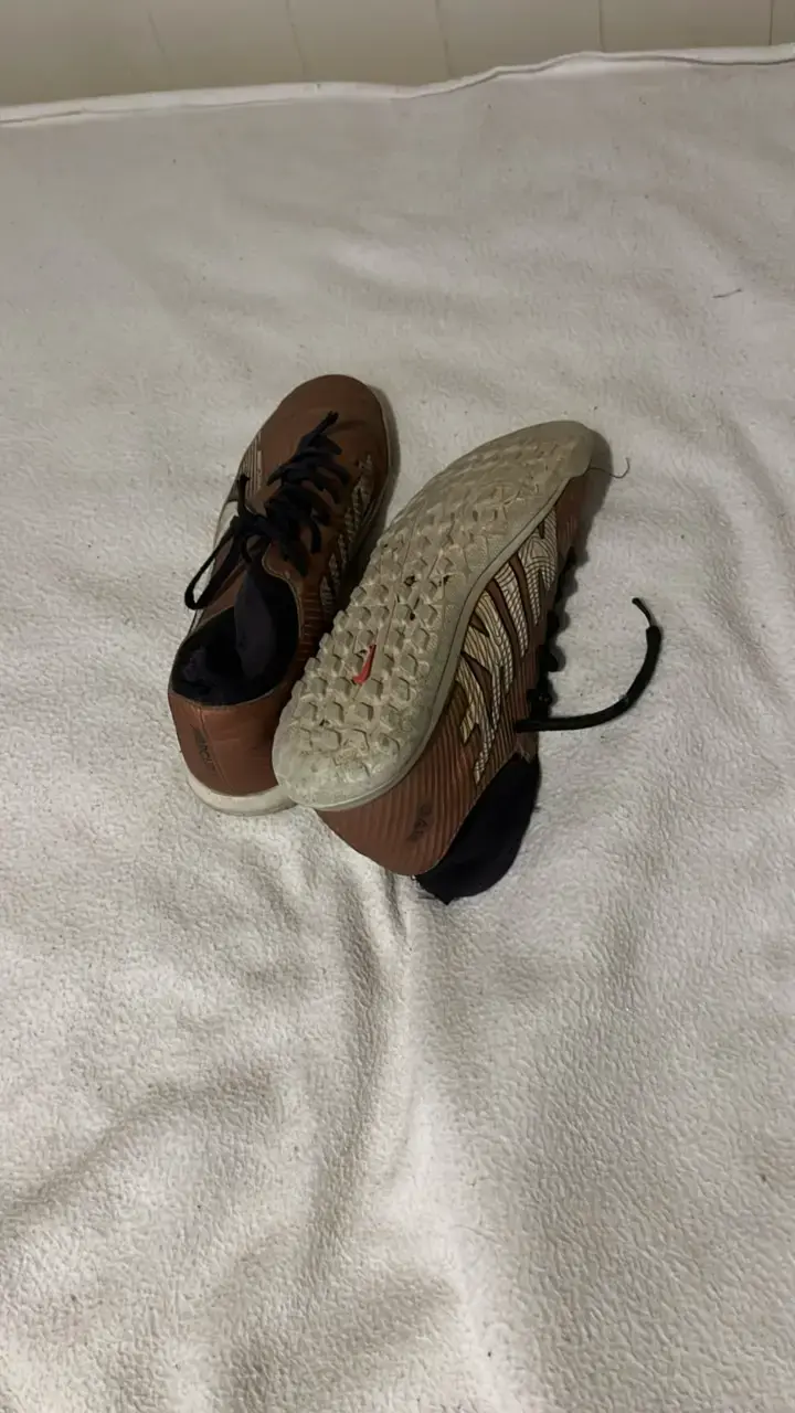 Zapatos de Fútbol Dorados Talla 41 - 2