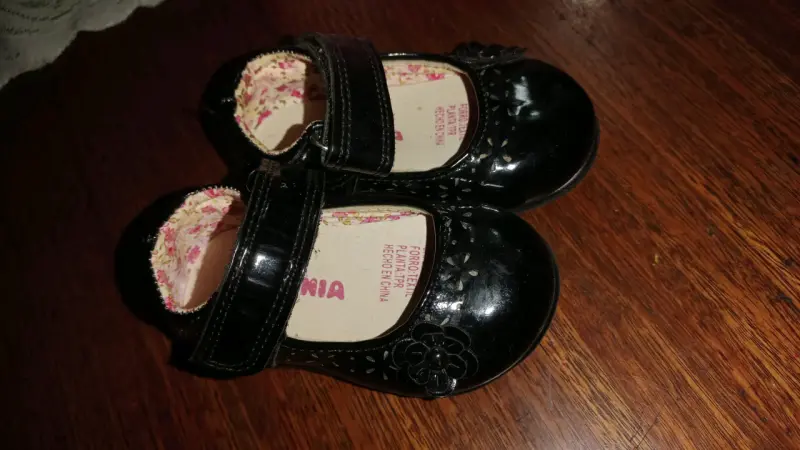 Zapatos de charol negros para niña