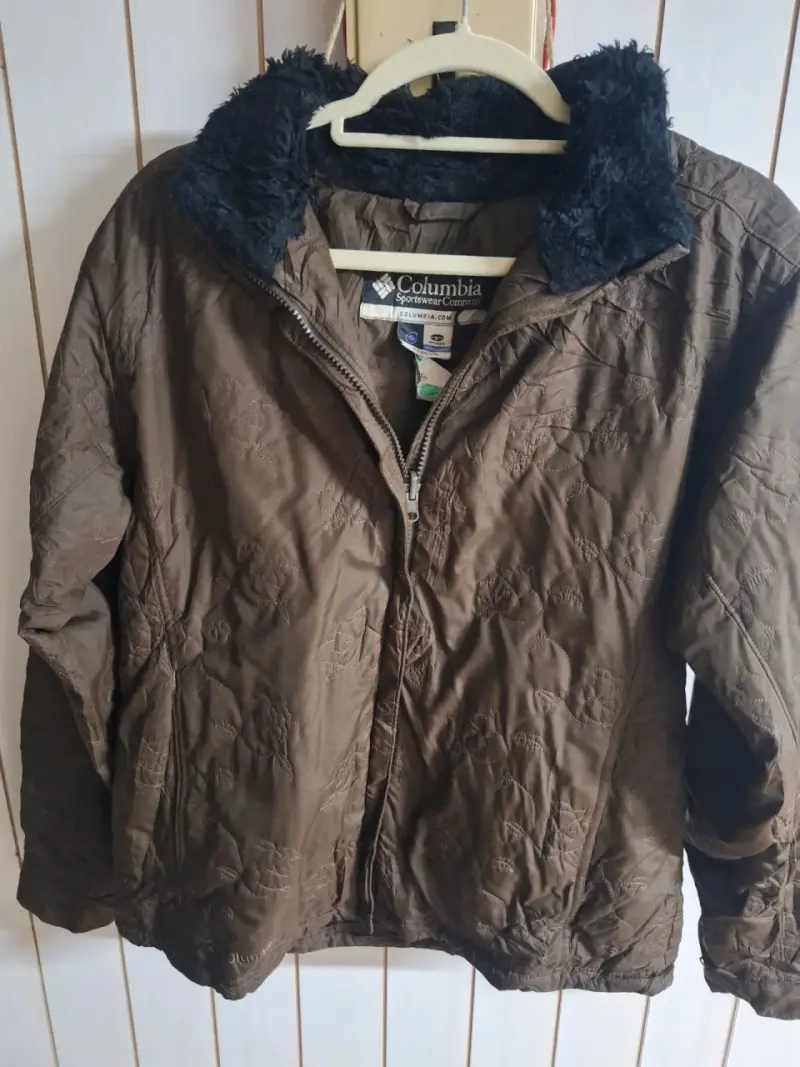 Chaqueta Columbia marrón con forro polar