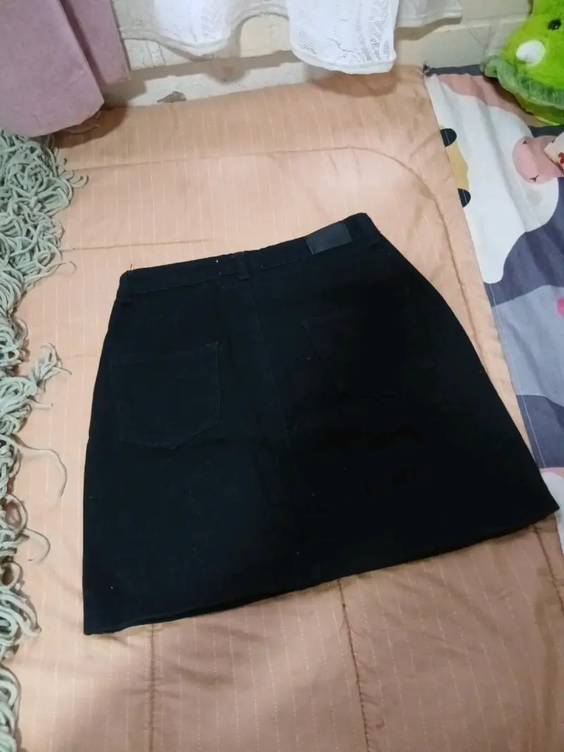 Falda negra de mezclilla con bolsillos - 2