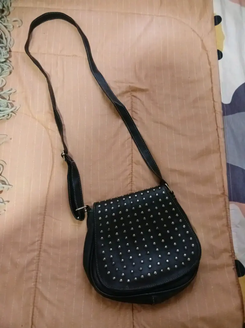 Cartera negra con tachas metálicas - 1