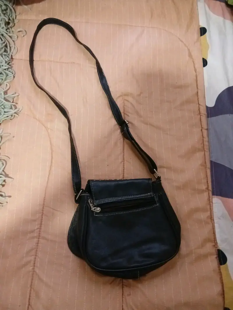 Cartera negra con tachas metálicas - 2