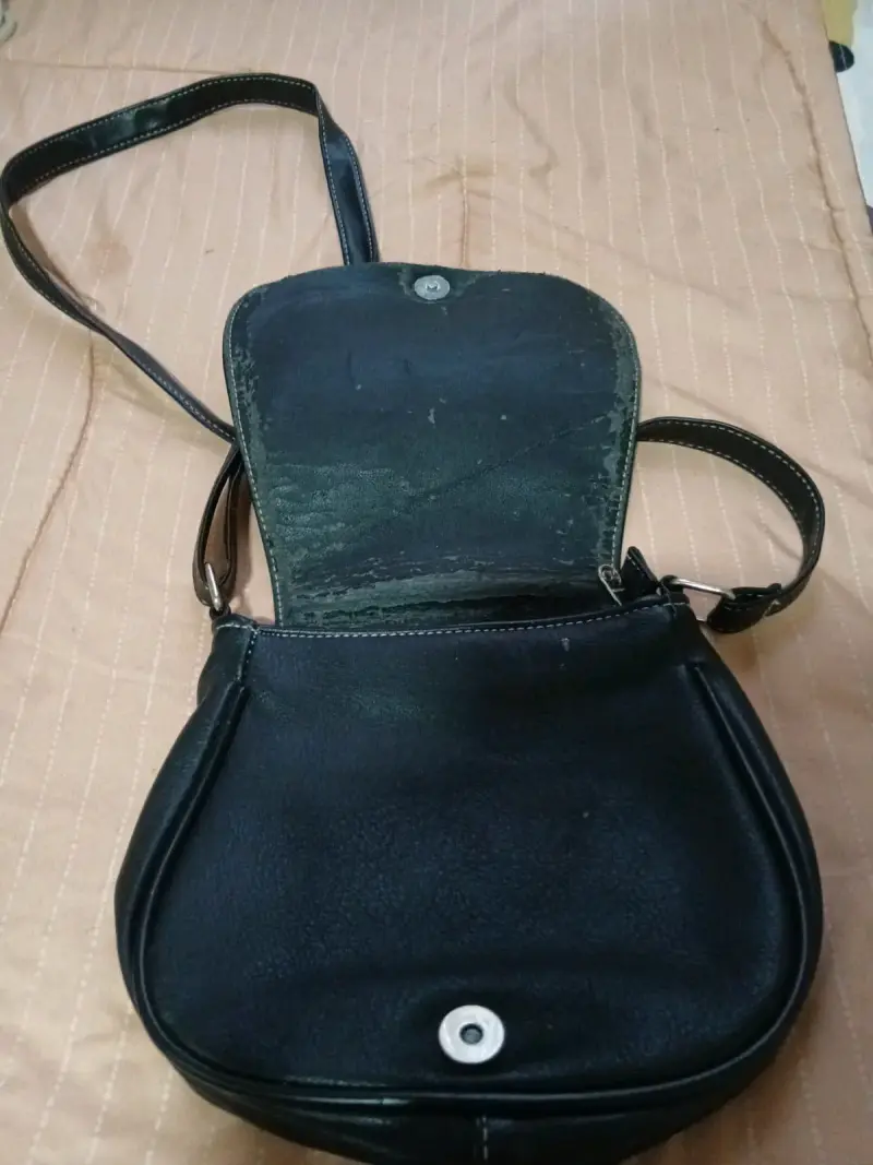 Cartera negra con tachas metálicas - 3