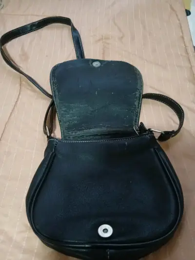 Cartera negra con tachas metálicas - miniatura 3