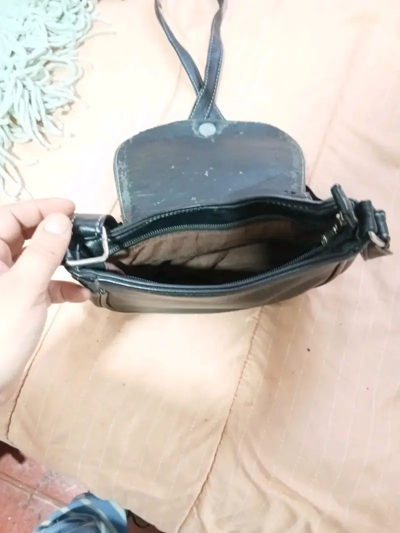 Cartera negra con tachas metálicas - 4
