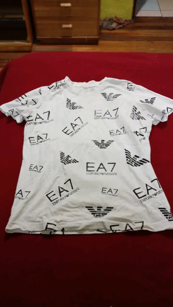 Polera blanca EA7 Emporio Armani estampada