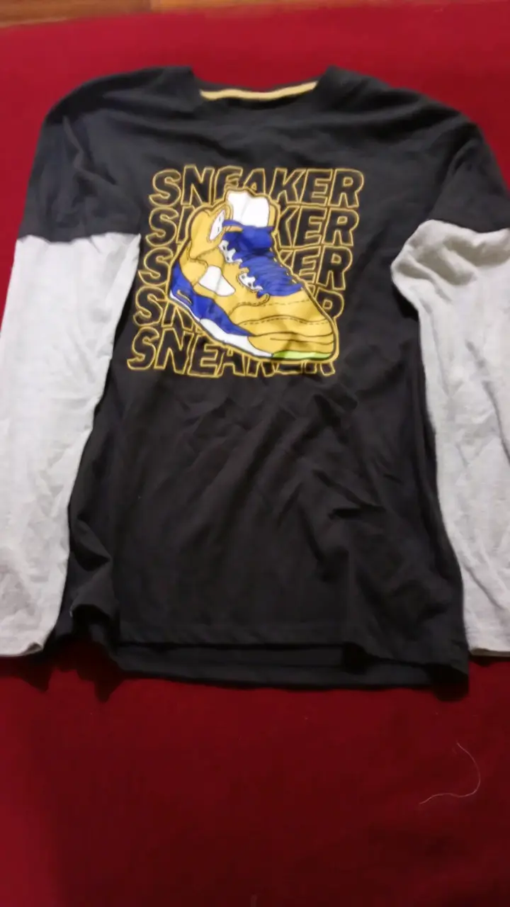Polera manga larga con diseño de zapatilla