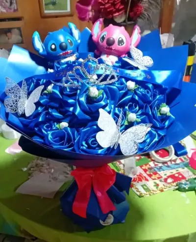 Ramo de rosas azules con figuras decorativas - miniatura 1