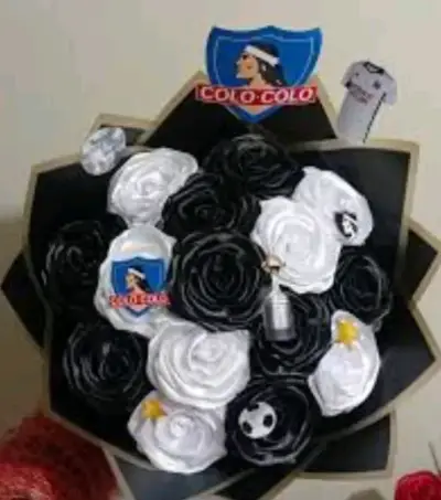 Ramo de rosas azules con figuras decorativas - miniatura 2