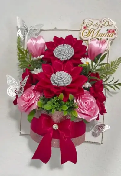 Ramo de rosas azules con figuras decorativas - miniatura 4