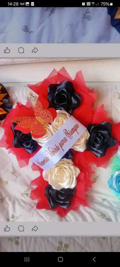 Ramo de rosas azules con figuras decorativas - miniatura 6