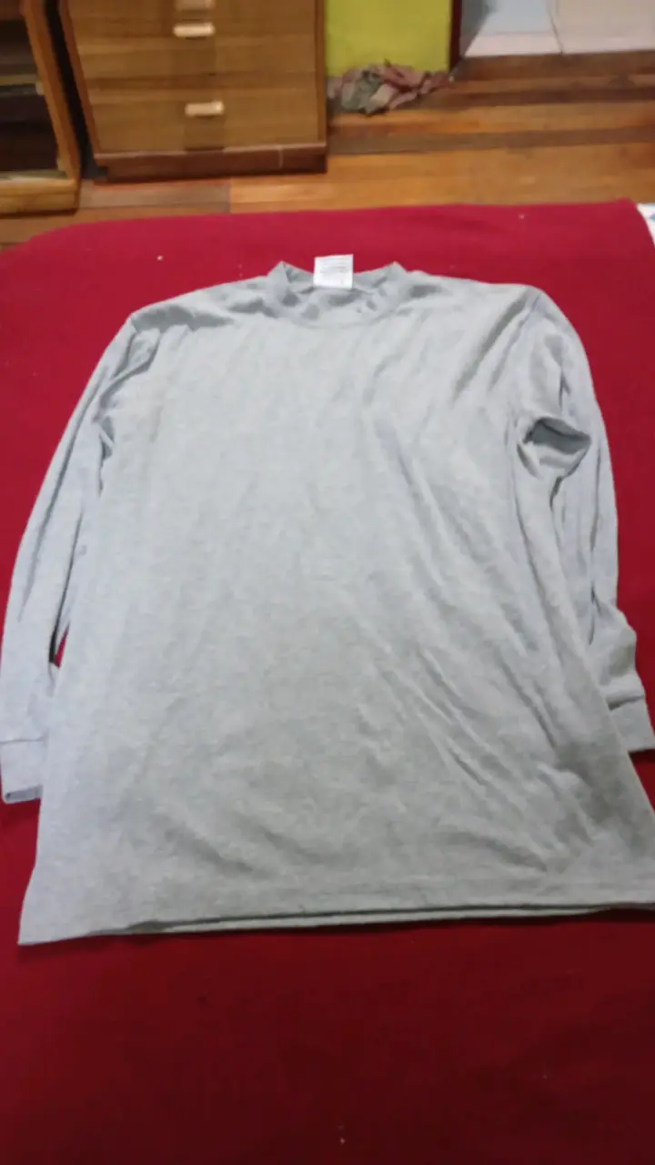 Polera gris manga larga para hombre