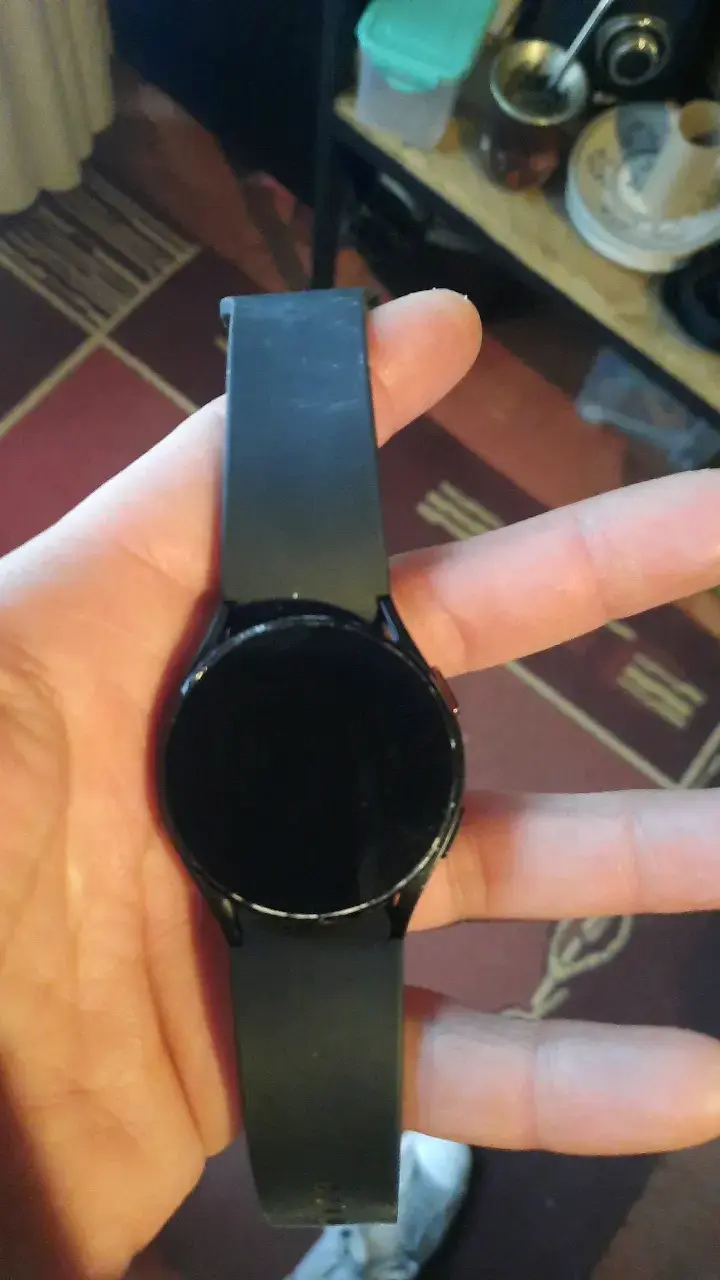 Smartwatch negro con correa de silicona
