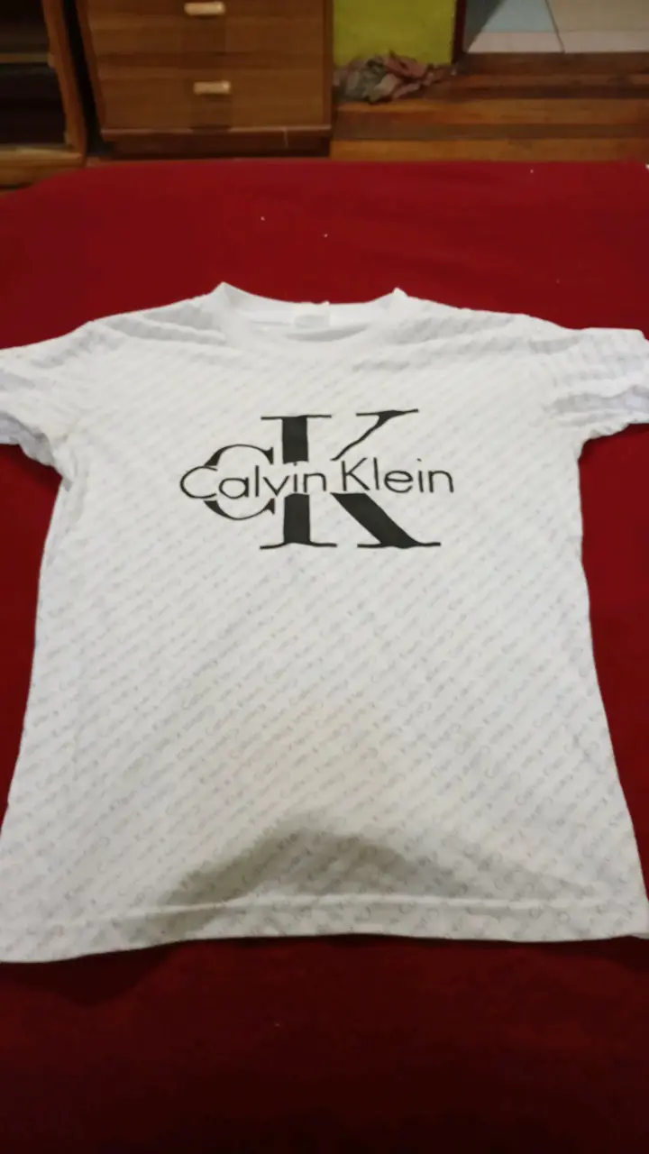 Polera Calvin Klein blanca con logo