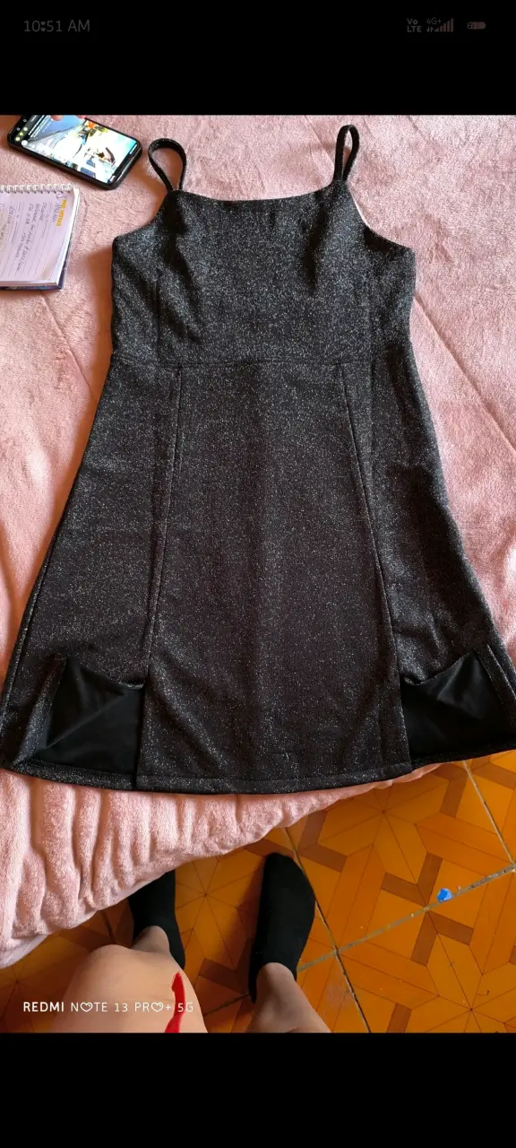 Vestido negro brillante sin mangas - 1
