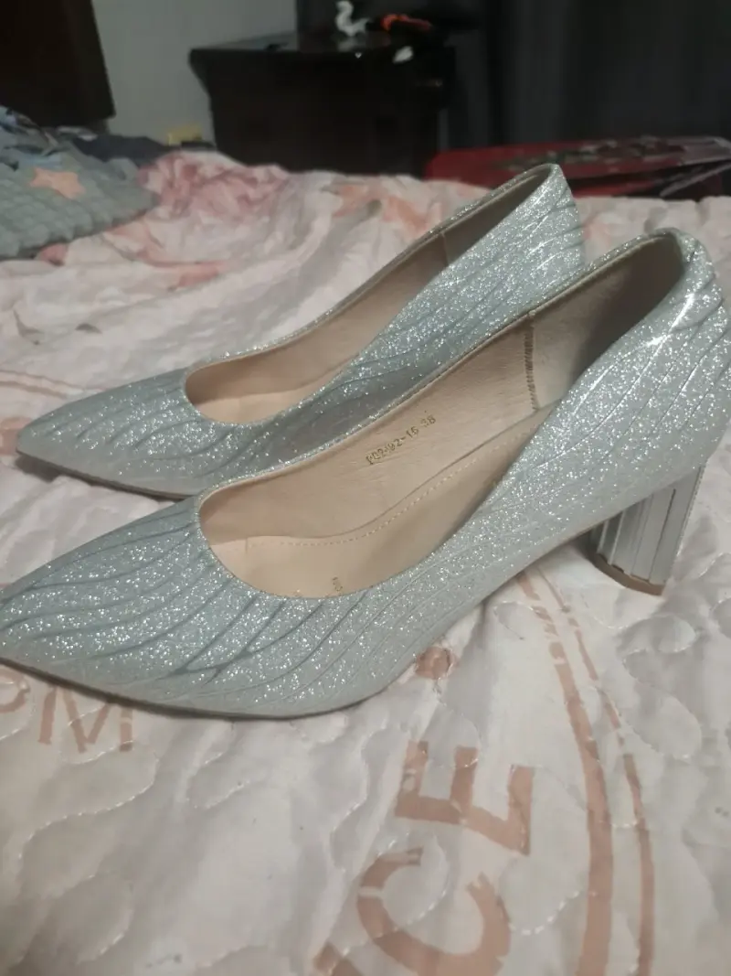 Zapatos de tacón plateados brillantes