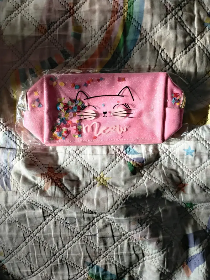 Cosmetiquero rosa con diseño de gato