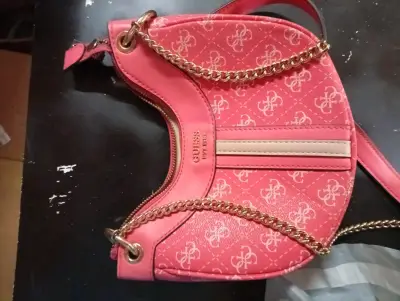 Cartera Guess rosa con cadena dorada - miniatura 1