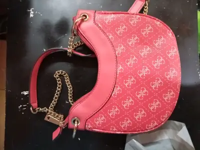 Cartera Guess rosa con cadena dorada - miniatura 2