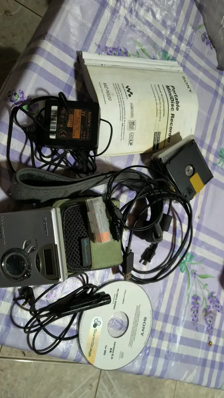 Grabadora MiniDisc Sony portátil con accesorios