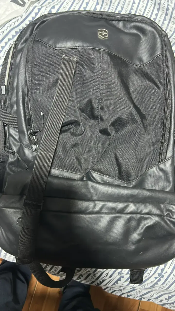 Mochila negra Victorinox resistente - 1