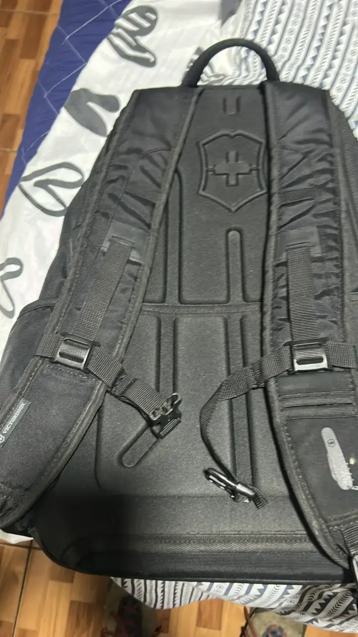 Mochila negra Victorinox resistente - 2