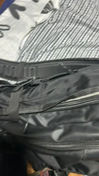 Mochila negra Victorinox resistente - miniatura 3