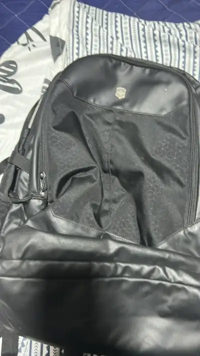 Mochila negra Victorinox resistente - miniatura 4
