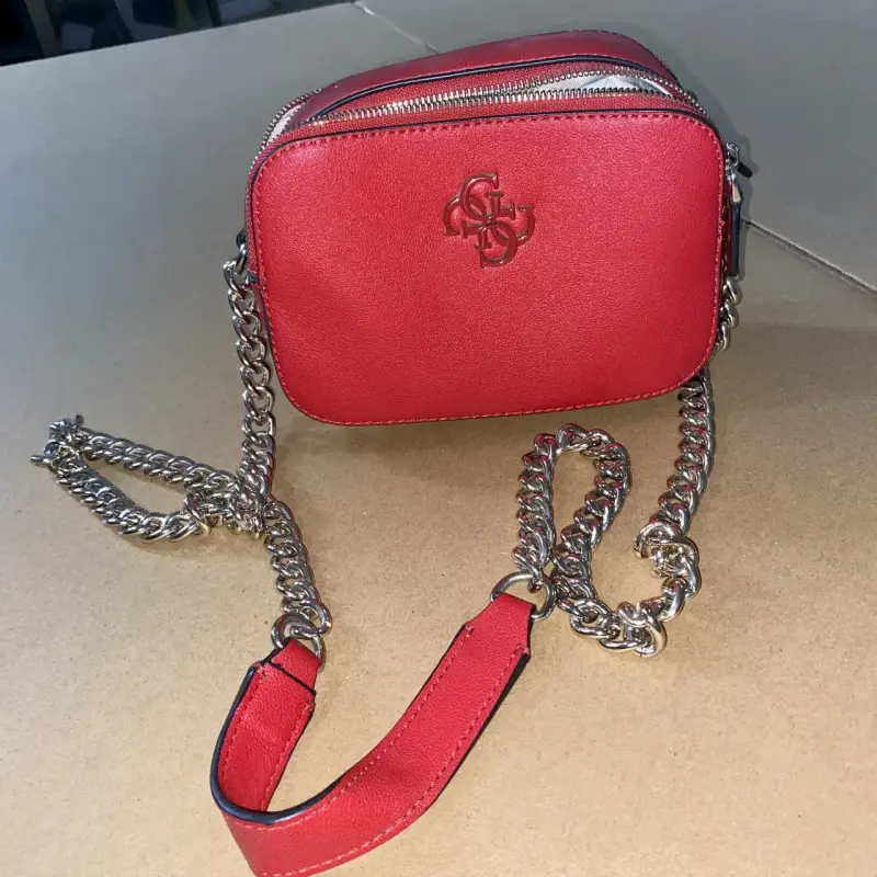 Cartera roja Guess con cadena metálica - 1