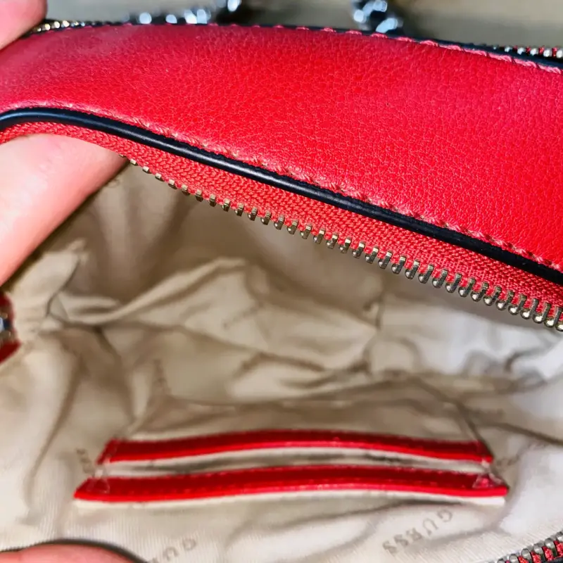 Cartera roja Guess con cadena metálica - 2