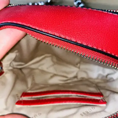 Cartera roja Guess con cadena metálica - miniatura 2