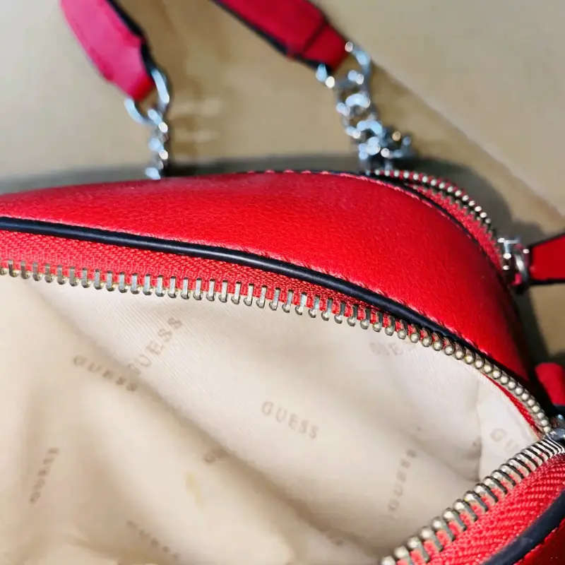 Cartera roja Guess con cadena metálica - 3