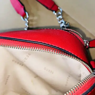 Cartera roja Guess con cadena metálica - miniatura 3