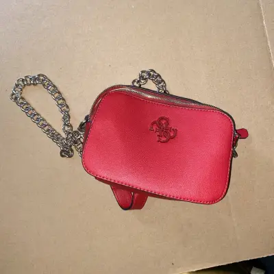 Cartera roja Guess con cadena metálica - miniatura 4