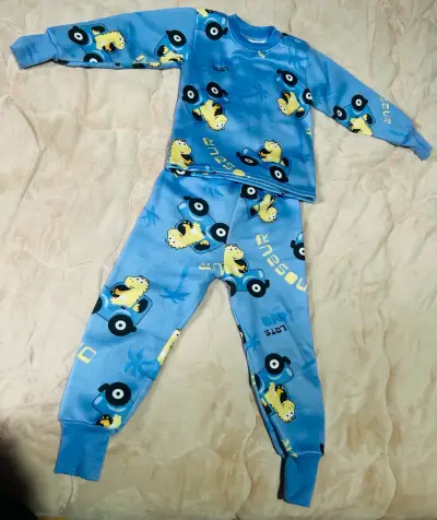Pijama infantil azul con dinosaurios - miniatura 1