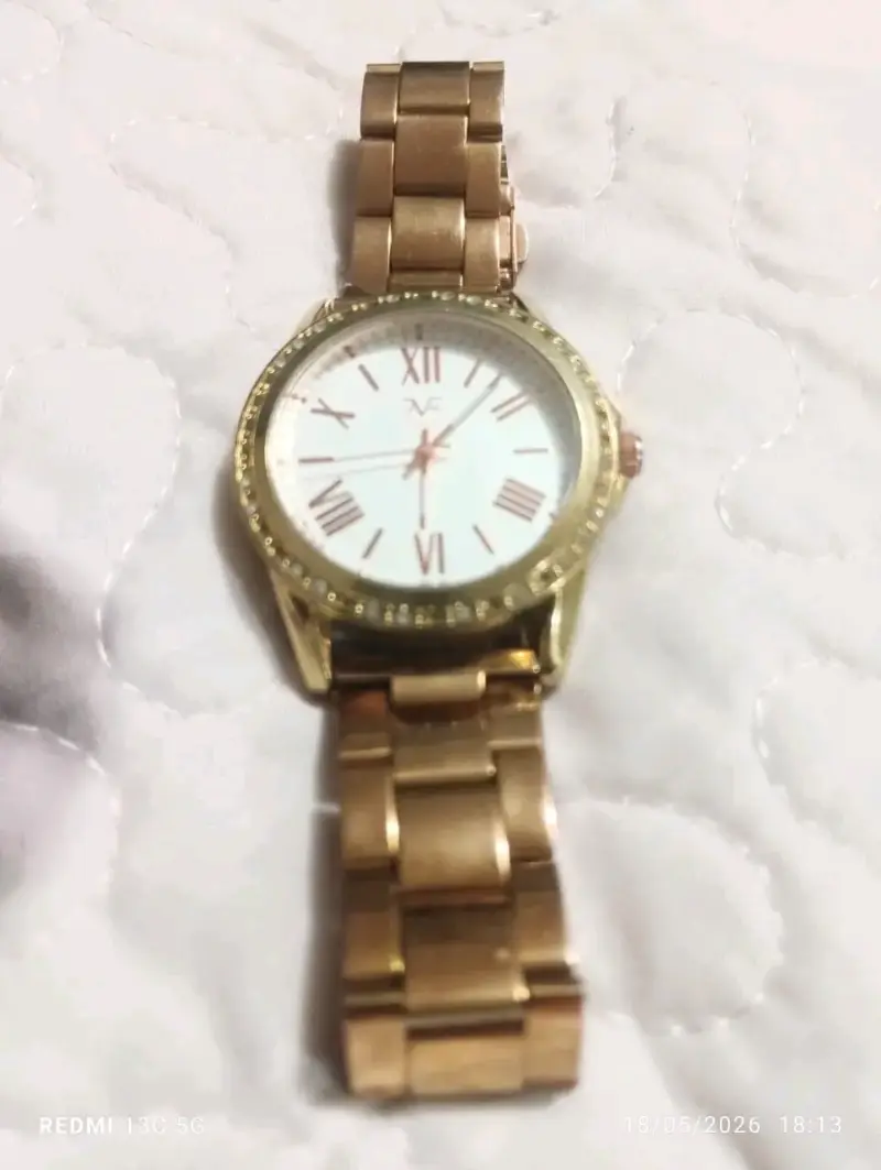 Reloj dorado con correa metálica - 1