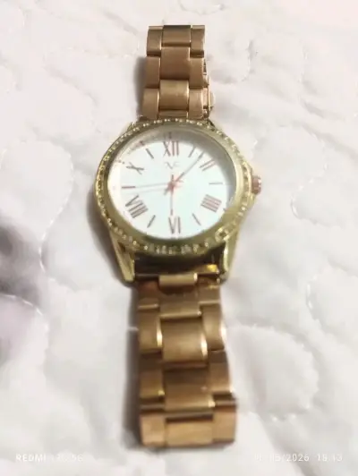 Reloj dorado con correa metálica - miniatura 1