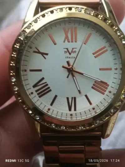 Reloj dorado con correa metálica - miniatura 2